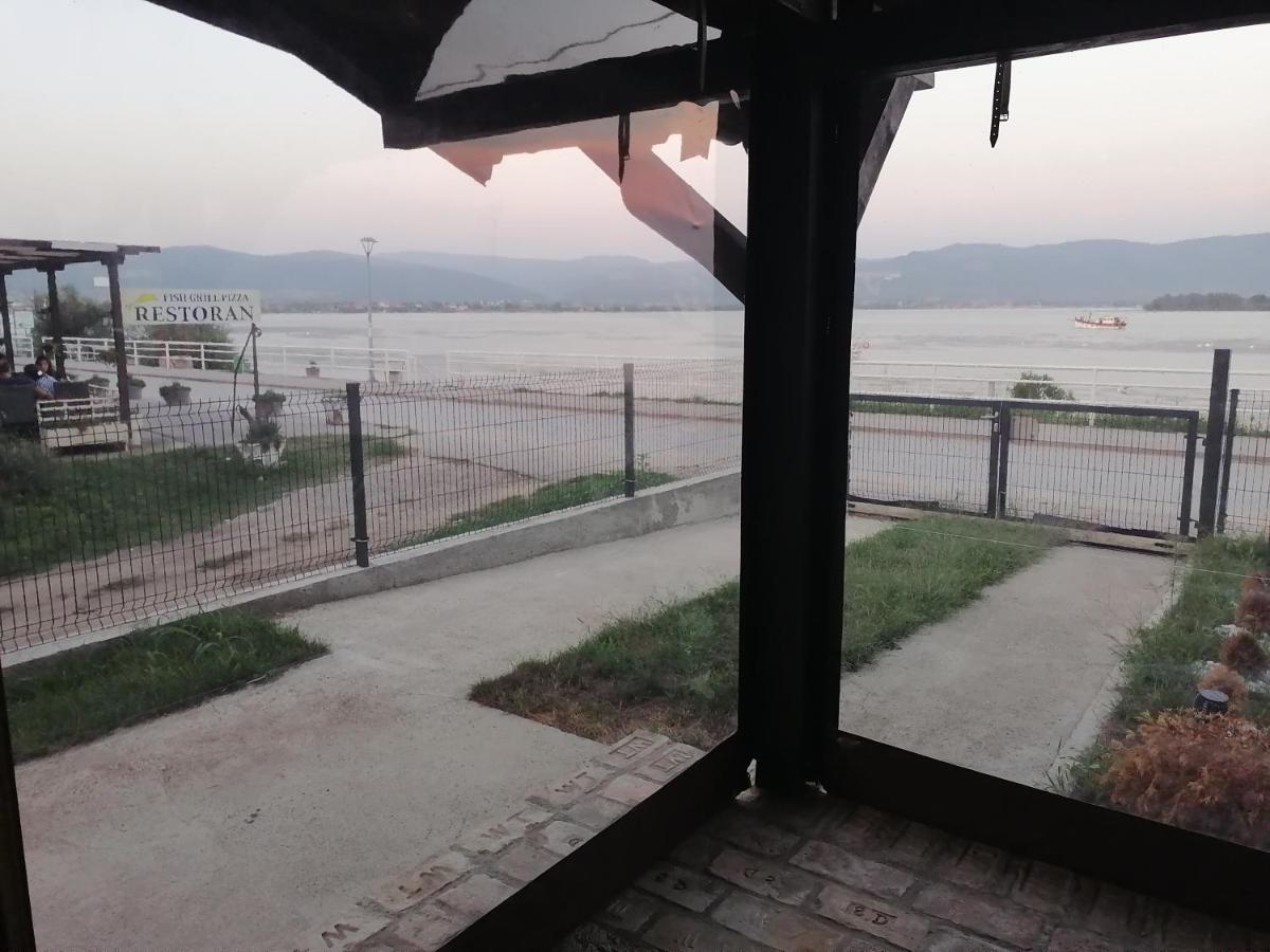 Apartman Sandrina Golubăţ Exterior foto