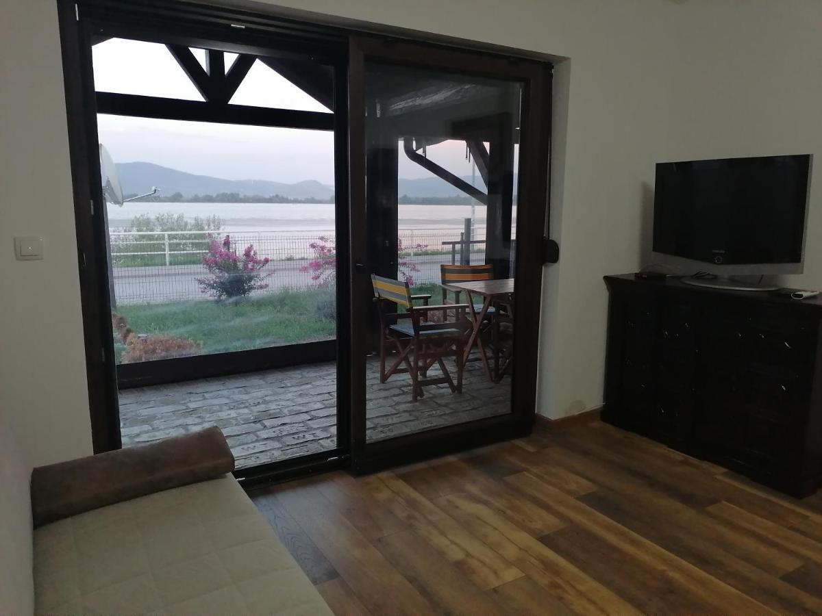 Apartman Sandrina Golubăţ Exterior foto